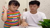 妹妹弄坏妈妈口红，不料哥哥却被暴打，真是太惨了！