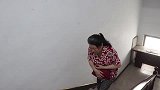 养条狗还知道摇摇尾巴，儿子却连看一眼妈妈都不看，女儿做法感人