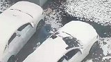 丈夫冒着大雪提前下楼，为妻子清理车上厚厚的积雪
