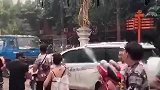 傣族人过泼水节，大胆挑战洒水车，下一秒就被直接团灭了！
