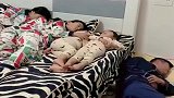 萌娃：这就是生双胞胎的后果，眼前这一幕，我真是肠子都悔青了！