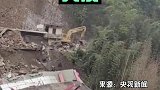 云南昭通镇雄五德发生山体滑坡 房屋被摧毁