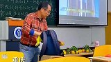 六旬教授上课给百名学生带橘子，人手一个