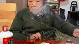 家人分享102岁奶奶日常，抽烟喝酒吃炸鸡