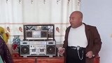 表哥从小喜欢跳霹雳舞，我给他放了一段音乐后，更是找到了状态！
