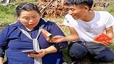 和相亲对象吃西瓜，意外发现这个秘密，可把帅哥笑坏了！