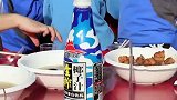 学校高三吃席，高一高二在走廊看