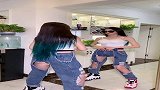 双胞胎跳舞，像在照镜子