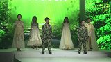 清新的绿色，贴近大自然的走秀，小朋友们很有气质