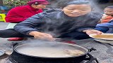 腊肉炖猪脚，先给长辈吃