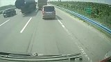 小汽车走应急车道超车，结果大货车给你上一课