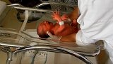 厉害！护士给初生婴儿洗澡手法超熟练，不到2分钟就洗完了