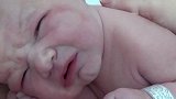 刚出生的小宝宝，睁开眼睛第一次看到外面世界，粉嘟嘟的太可爱了