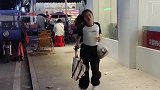 残疾妻子心疼丈夫不容易