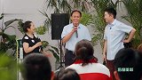 杨迪父亲节表白爸爸，条件反射突然下跪，贾玲笑出眼泪！