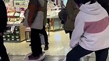 大人逛街，孩子也找到了喜欢的地方