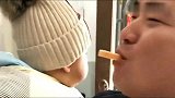 到嘴边了都就是吃不到，宝宝的内心是崩溃的，这是亲爸吗