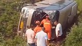 吉林一小客车为躲避摩托侧翻入沟 造成2死4伤