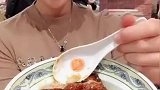 吃鳗鱼饭，一口鳗鱼一口饭，一看美女就是个淑女