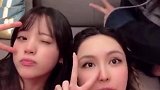 刘雨昕欧阳娜娜周扬青聚会 三人身穿休闲便服，在面膜特效下比耶卖萌俏皮可爱，三位美女感情好好