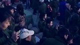 泰山顶上观日出的游客们