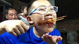 阿远在家烤羊肉串，四婶和小姑来吃烧烤，十几个人吃了100多串