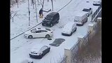 雪地倒溜，道路千万条安全第一条