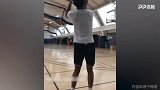 天生扣将！美国16岁篮球少年模仿拉文 上演超高难度转体扣篮