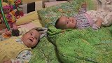 双胞胎盯着妈妈笑到停不下来,这都要笑出内伤了吧!