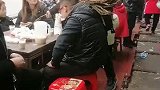 男子将手中的烟草，挨个发给在场的宾客