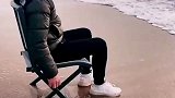 男子看见海浪来袭，直接把脚抬起