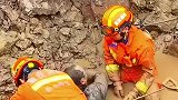 工人坠入泥坑，消防员趴进泥水中救援