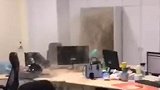 重庆万州洪水冲进办公楼 吓得员工赶紧躲开