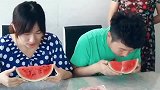 小伙和媳妇比赛吃西瓜，丈母娘帮他作弊，结果却让他看傻了！