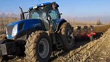 为什么农田中的重型拖拉机可以拖动并列多排耕犁快速工作？