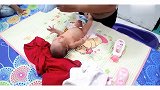 专业月嫂演示在家给新生儿洗澡、穿衣和包被，宝爸宝妈抓紧看