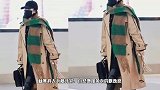 杨幂欠款风波后首现身，穿卡其色风衣戴围巾，保暖时尚又美又飒