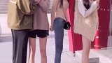 你排队的时候见过这么可爱的人吗