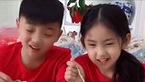 龙凤胎兄妹吃方便面，哥哥说了一句话，妹妹在旁边笑的好迷人