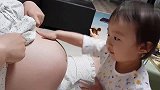 大宝捧着妈妈的大肚子又是听又是亲，稀罕的不得了，这互动好有爱