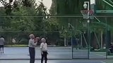 爱情最美的样子！爷爷奶奶陪伴彼此打篮球