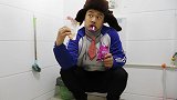 阿宝被罚打扫厕所，不料他竟躲在里面偷吃辣条，这都串味了吧