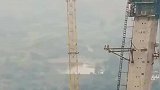 摇摇欲坠的塔吊，这要是来阵风那悬了