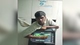 印度：一名醉酒男子从ATM机偷钱被卡在墙壁之间