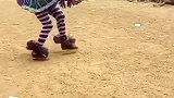 跳这舞必须要在尘土地面上才效果