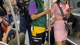 地铁上偶然拍到的一幕，一位小哥哥惹怒了小姐姐