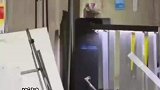 男子生病怕传染给外卖员，拿外卖时避免直接跟他接触