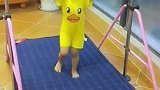 小萌娃在家练习体操，没想到他的一个动作，幼稚的真可爱！