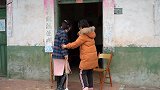 养母辛苦抚养女儿，18年后女儿考上大学，她的亲人找上门来
