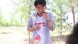 美女机器人摆摊卖西瓜，小伙吃完后还想逃跑
